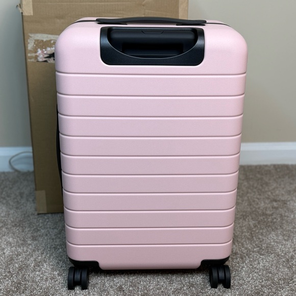 Away Bigger carry on - Picture 3 of 9